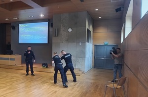 policjanci prezentują techniki obrony przed napastnikiem