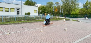 motocyklista wykonujący jedno z zadań turniejowych