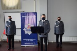 przemówienie Komendanta Miejskiego Policji w Krakowie, na dalszym planie Zastępcy Komendanta Miejskiego