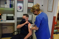 Zastępca Komendanta Miejskiego Policji w Krakowie przyjmuje pierwszą dawkę szczepionki