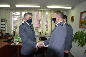 Komendant Miejski Policji w Krakowie dziękuje dotychczasowemu komendantowi Komisariatu Policji siódmego za służbę