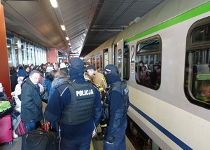 policjanci na krakowskim dwrocu