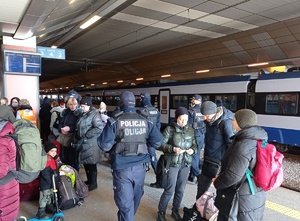 policjanci patrolują krakowski dworzec