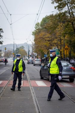 Policjanci ruchu drogowego zabezpieczają odcinek drogi podczas trwających manifestacji manifestacji