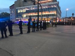 Policjanci stojący w kordonie pod Jubilatem