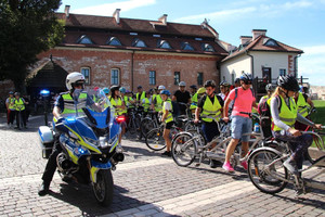 policjant na motocyklu i rowerzyści uczestnicy wydarzenia