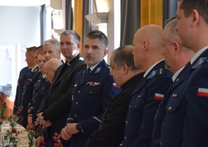 Komendant Miejski Policji w Krakowie składa życzenia kadrze kierowniczej podczas spotkania wuigilijnego