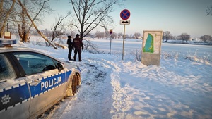 Kontrola policjantów pod kątem osób przebywających w pobliżu dzikich lodowisk