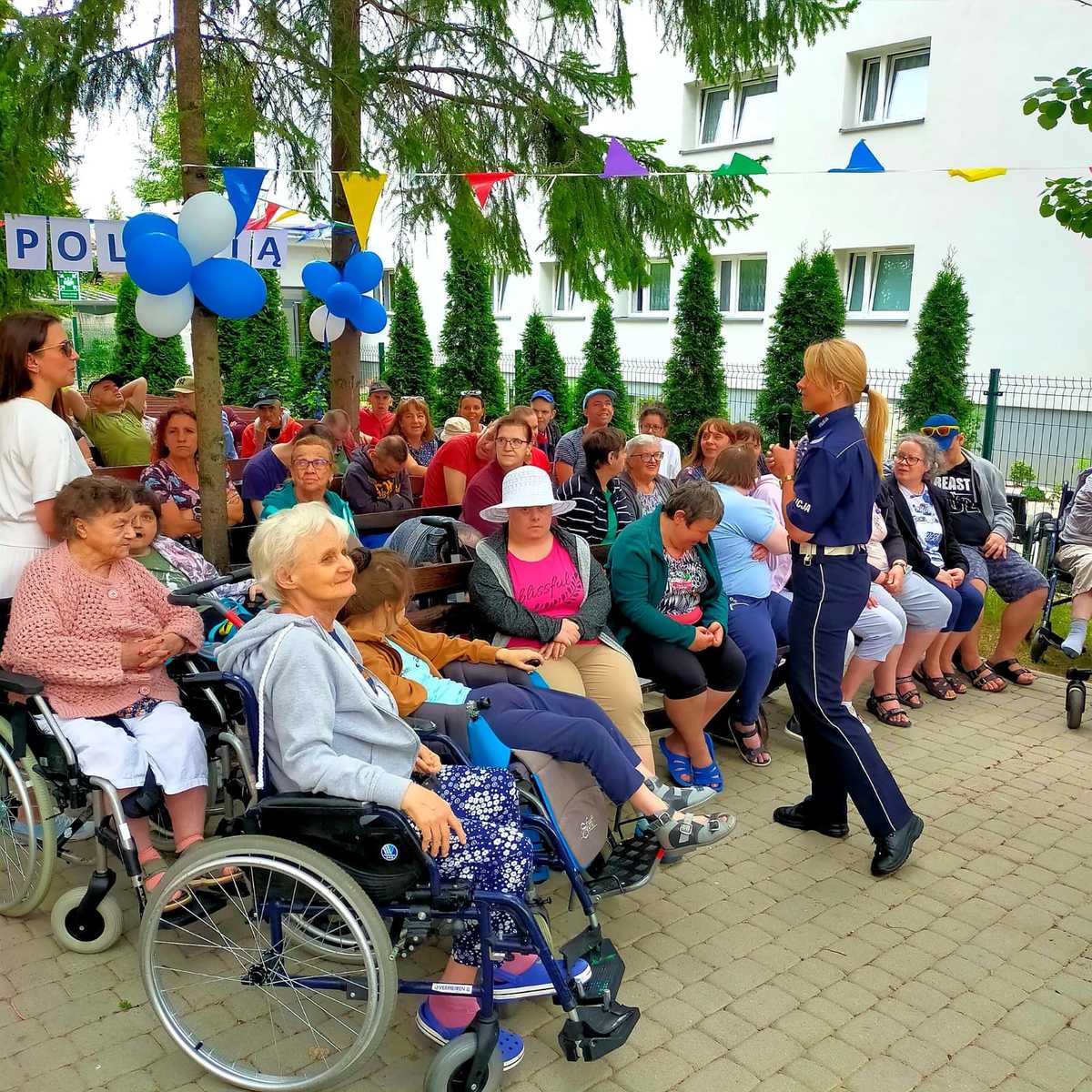 Krakowscy Mundurowi Rozmawiali O Bezpiecze Stwie Z Podopiecznymi Domu