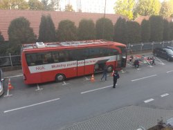 krwiobus na parkingu przed budynkiem Komendy Wojewódzkiej Policji w Krakowie