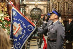 Poczet sztandarowy komendy wojewódzkiej przed ołtarzem