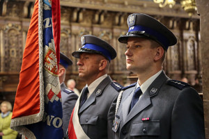 Policjanci pocztu sztandarowego