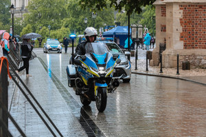 Policjant na motorze przejeżdża przez ul. Grodzką