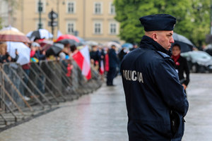 Policjant zabezpieczający na placu studzińskiego