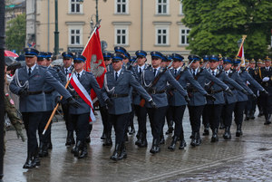 Przemarsz kompanii honorowej obok placu Studzińskiego