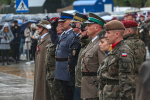 Przedstawiciele kompanii honorowych służb w szeregu zgłaszają gotowość warty