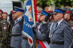 Policjanci pocztu sztandarowego salutują