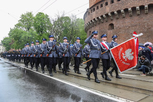 Przemarsz kompanii honorowej przez ulicę Basztową