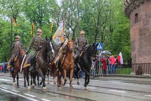 Przejazd na koniach grupy rekonstrukcyjnej