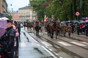 Przejazd na koniach drugiej grupy rekonstrukcyjnej kawalerzystów