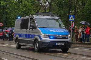 Policyjny volkswagen transporter