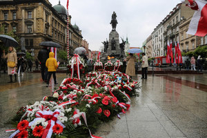 Kwiaty złożone przed pomnikiem grunwaldzkim i grobem nieznanego żołnierza