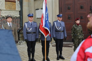 poczet sztandarowy przed kościołem mariackim