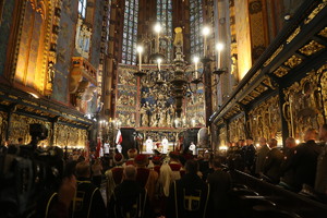 widok ogólny na ołtarz i prezbiterium