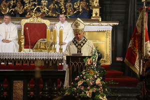 ksiądz przeprowadzający kazanie