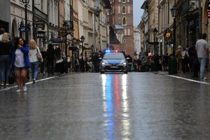 radiowóz ruchu drogowego jadący ul. floriańską przed uczestnikami obchodów