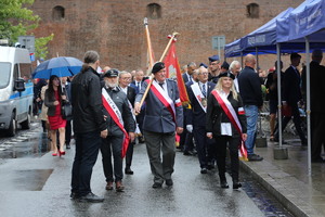 Uczestnicy obchodów wchodzący na plac matejki