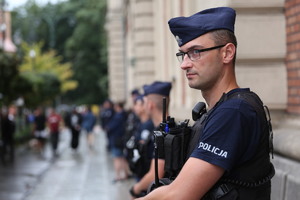 policjanci prewencji zabezpieczający obchody