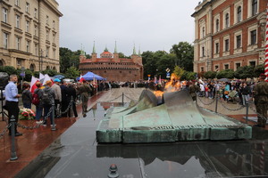 widok ogólny na plac matejki oraz grób nieznanego żołnierza