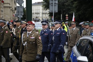 komendanci idący w pochodzie z kościoła na plac matejki