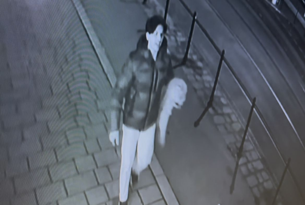 Niebezpieczne zdarzenie w Krakowie. Policjanci szukają mężczyzny ze zdjęcia