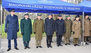 Komendant Miejski Policji w Krakowie stojący obok przedstawicieli innych formacji mundurowych