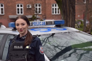 policjantka jeżdżąca w patrolu