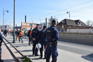 Policjanci krakowskich Oddziałów Prewencji zabezpieczający przemarsz rolników