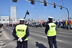 Policjanci Ruchu Drogowego Komendy Miejskiej Policji w Krakowie zabezpieczający strajk rolników