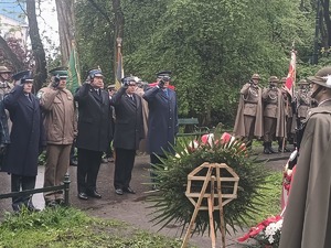 Przedstawiciele służb mundurowych składają wieniec w miejscu śmierci zamordowanego przez UB płk. Narcyza Wiatra „Zawojny” 1