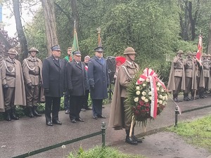 Przedstawiciele służb mundurowych składają wieniec w miejscu śmierci zamordowanego przez UB płk. Narcyza Wiatra „Zawojny” 2