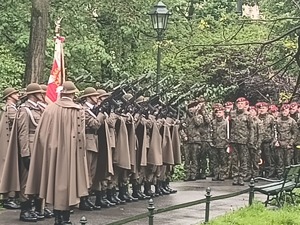 salwa honorowa podczas uroczystości