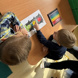 przedszkolaki kolorujące w prawidłowej kolejności sygnalizację świetlną