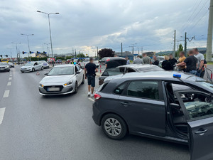 Radiowozy oraz zatrzymany po pościgu pojazd na jednej z ulic Ruczaju. Na zdjęciu widać też nieumundurowanych policjantów oraz innych uczestników ruchu drogowego
