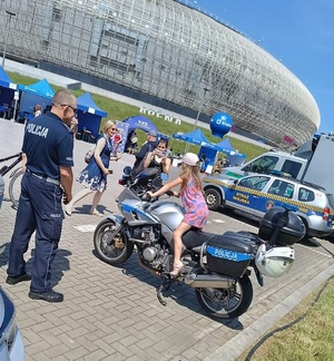 dziewczynka pozująca do zdjęcia na motocyklu policyjnym