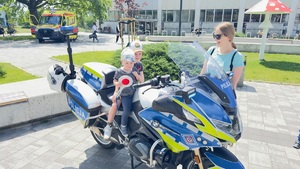 dzieci pozujace do zdjęcia na motocyklu policyjnym