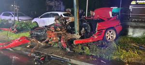zniszczony w wyniku wypadku czerwony samochód