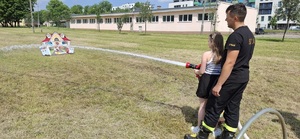 strażak wraz z dzieckiem