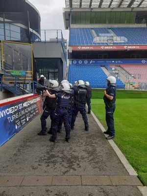umundurowani policjanci w trakcie ćwiczeń na stadionie przy ulicy Reymonta