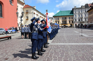 2Poczet sztandarowy Komendy Miejskiej Policji w Krakowie